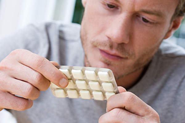 尼古丁口香糖的男子拿着包