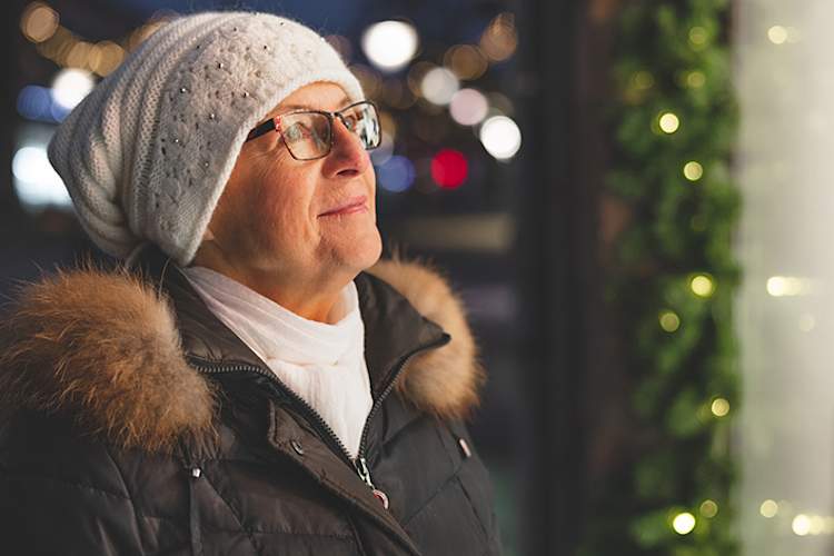 老妇人冬天穿得很严实。