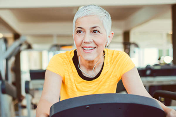 女人骑健身自行车。