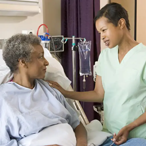 护士与老年病人交谈。