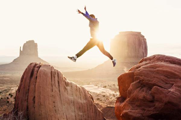 男子跳了在纪念碑谷岩