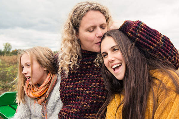 女人和女儿。“>
</picture>
</header>
<figcaption class=