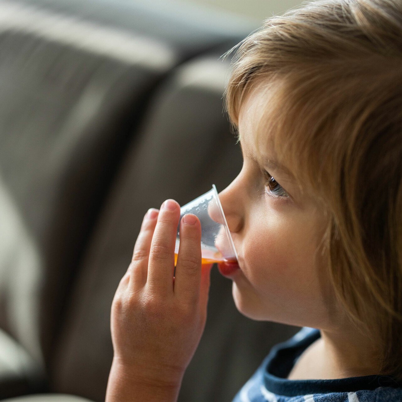 一个男孩喝药水