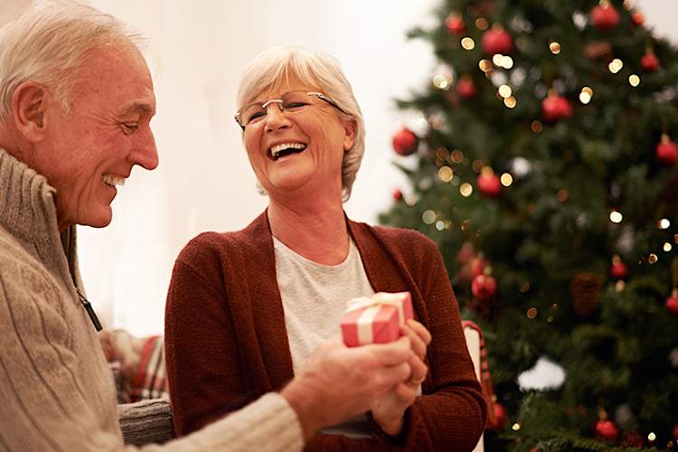 老人给的礼物给他的妻子。