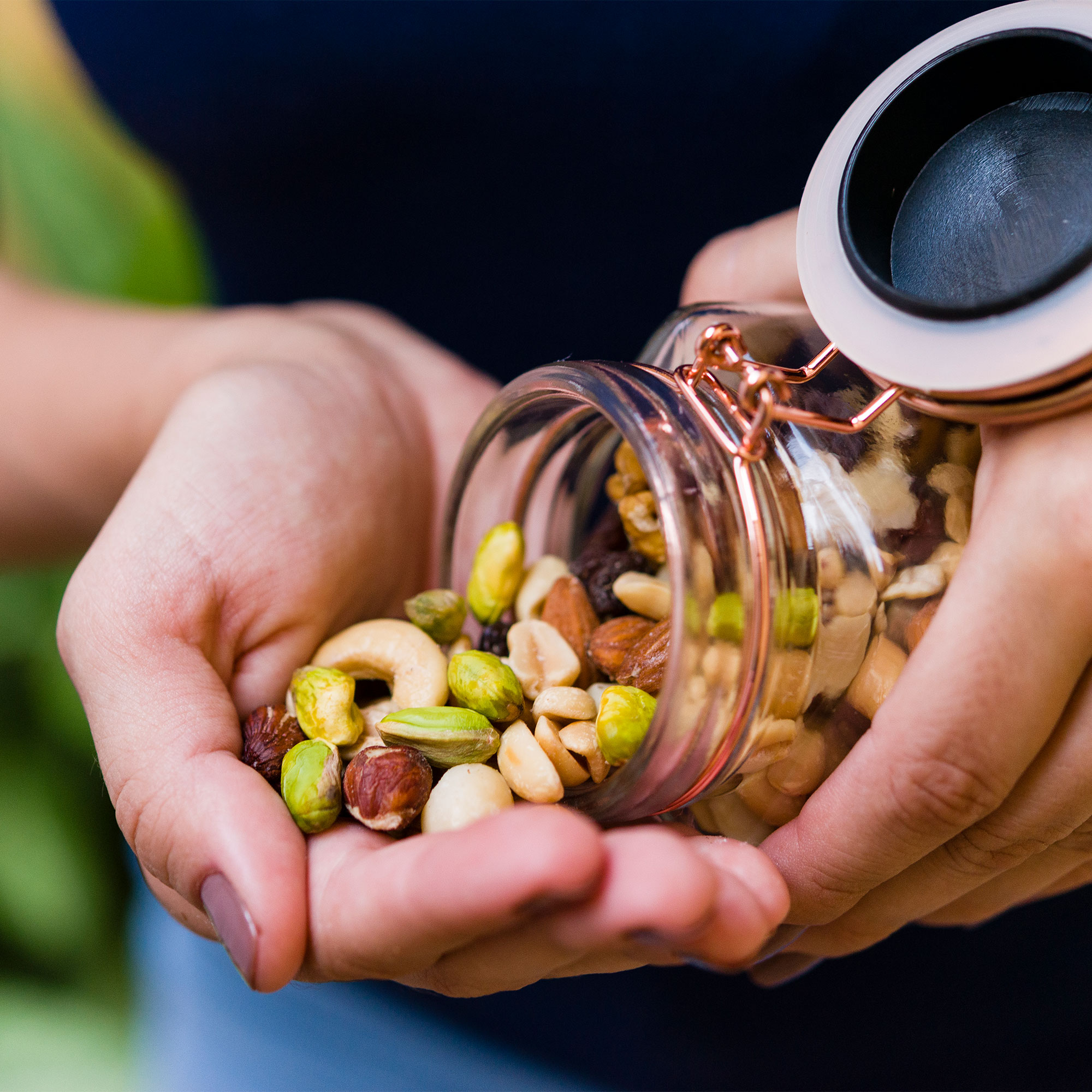 一个女人倒坚果在她手里