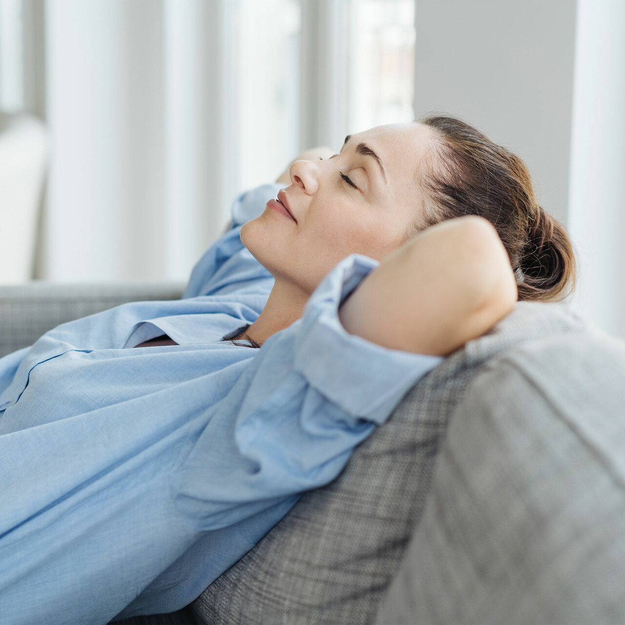 一个女人靠在沙发上放松