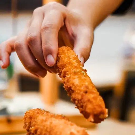 手拿炸马苏里拉奶酪棒