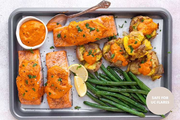 烤盘三文鱼Romesco绿豆和土豆碎