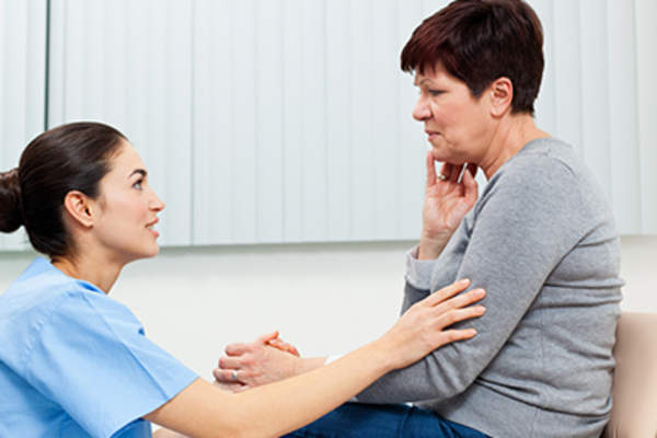 护士安慰女病人。