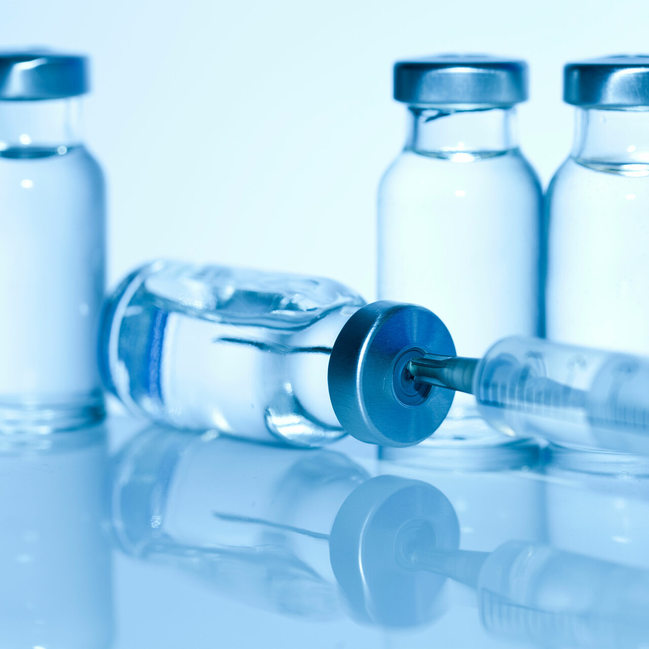 许多小瓶和注射器的视图