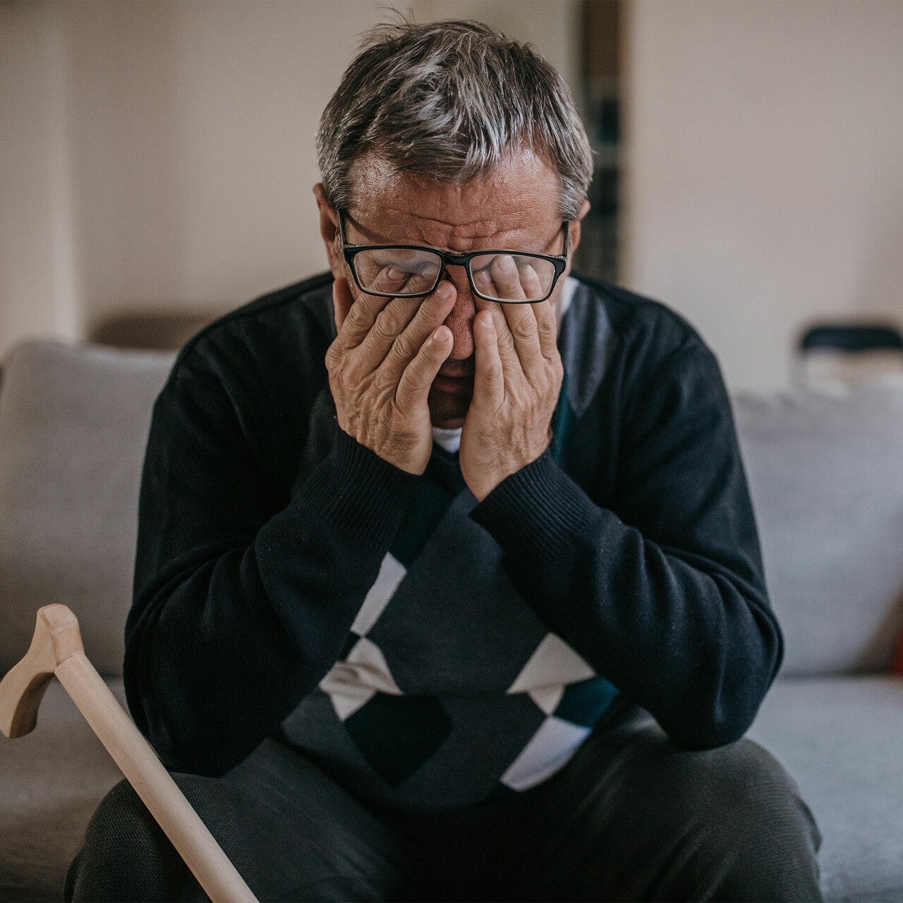 一个男人在家里揉眼睛