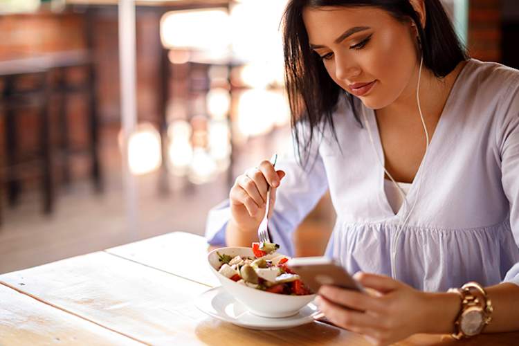 女性使用减肥应用程序。