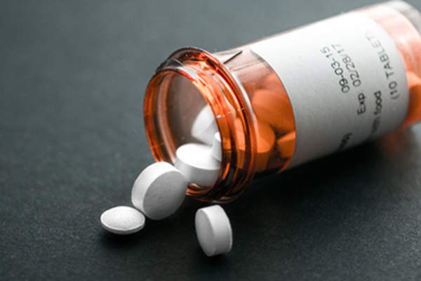 处方药片和药瓶。
