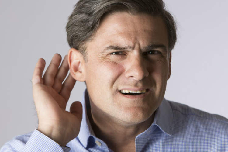 男子拔罐手耳听不到