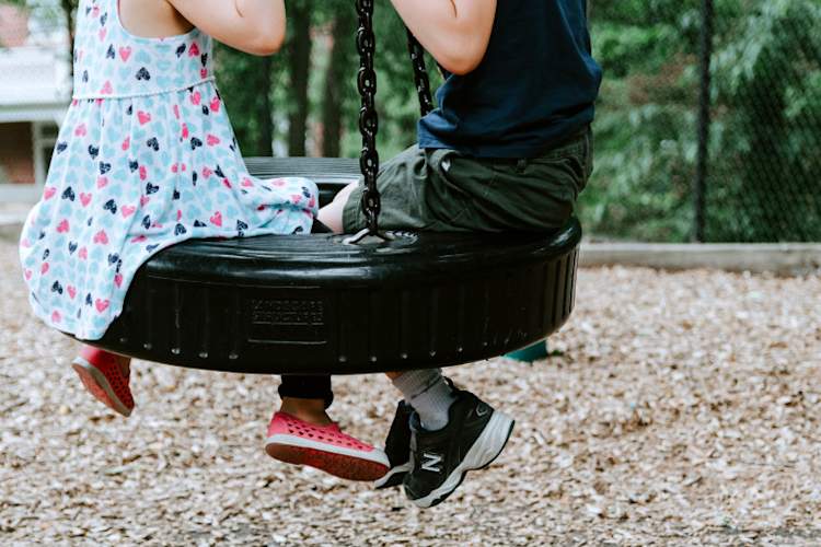 男孩和女孩在轮胎秋千