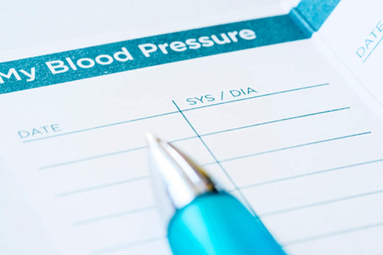 血压日志和笔。