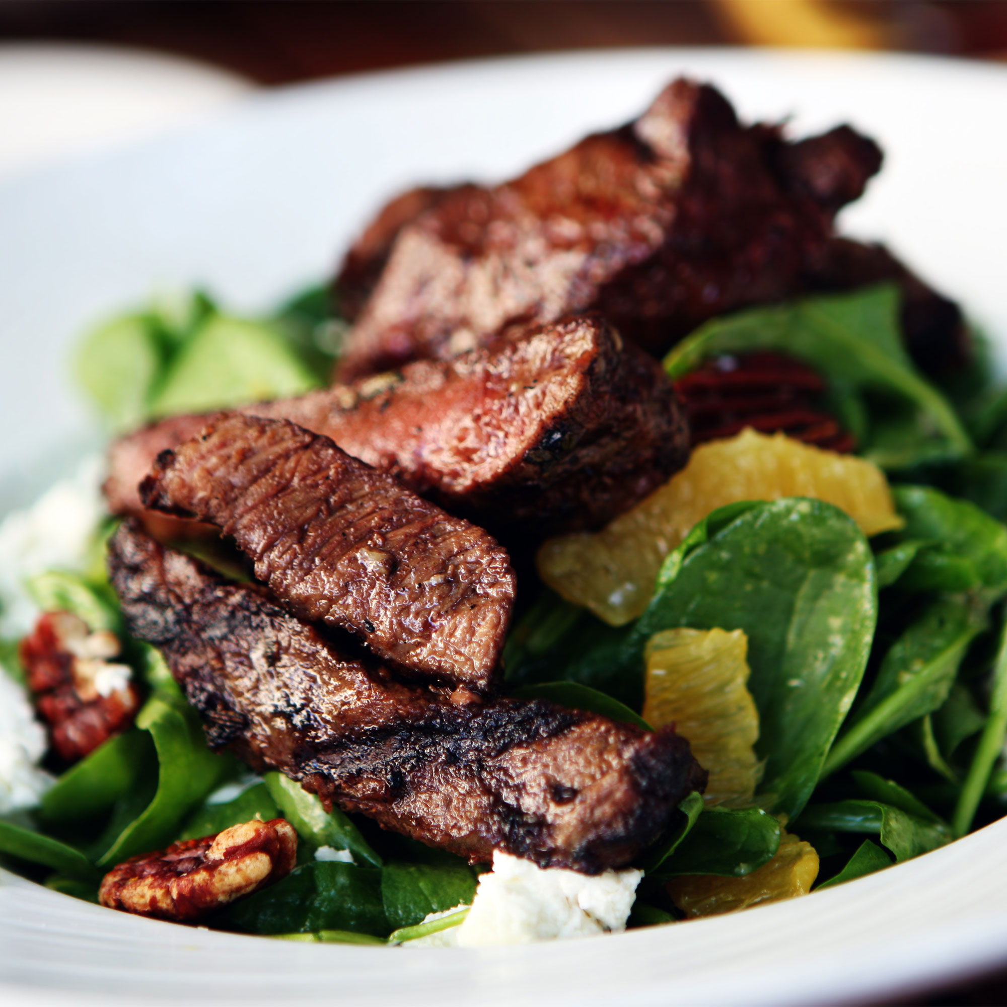 牛排和菠菜沙拉的风景