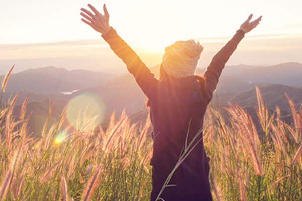 被授权的女人与她高举双手。