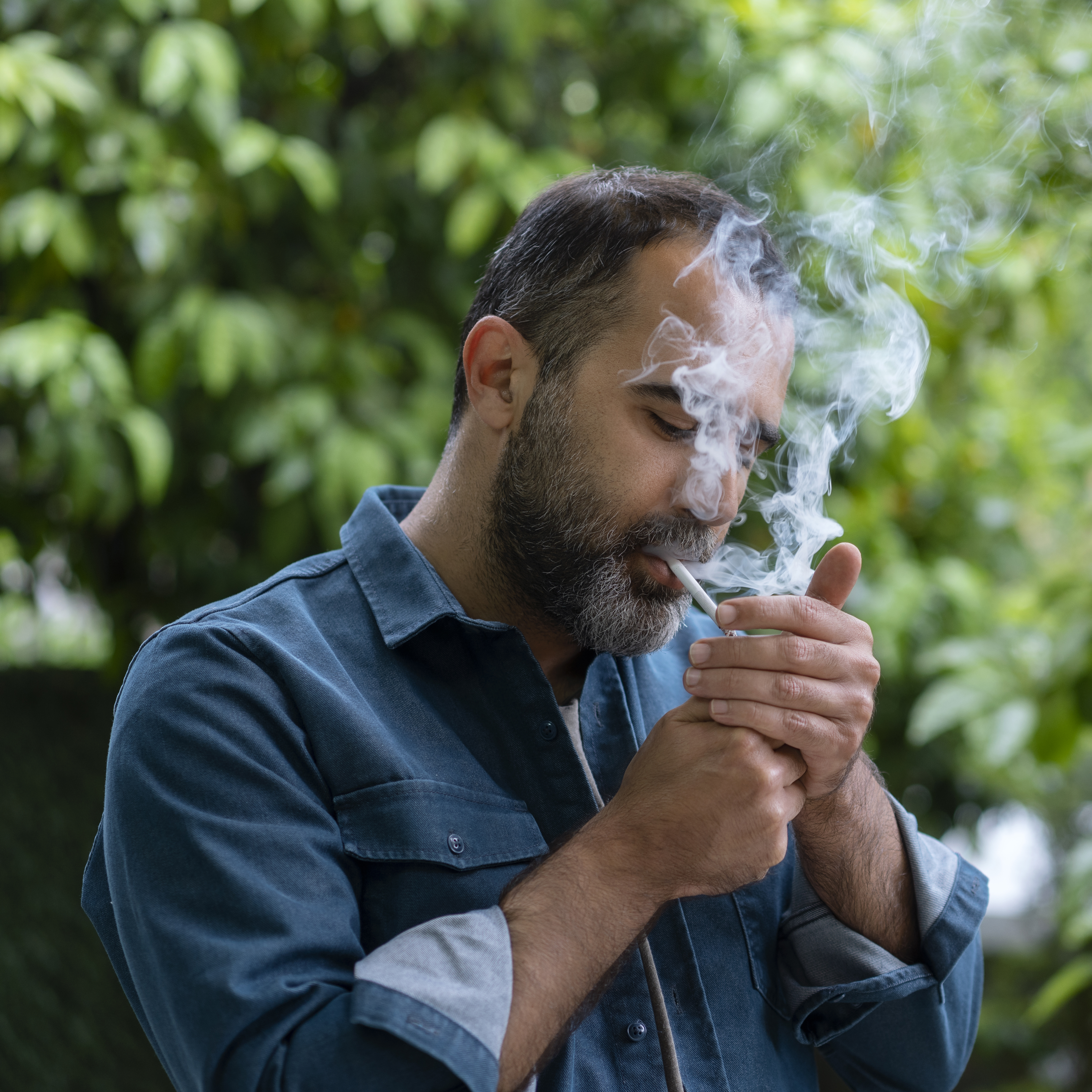 一个人抽着烟在户外