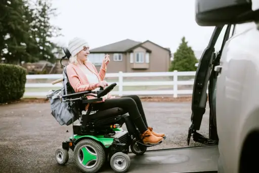年轻女子坐在电动轮椅上