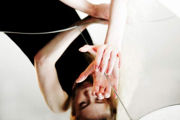 在破碎的镜子里看着自己的女人