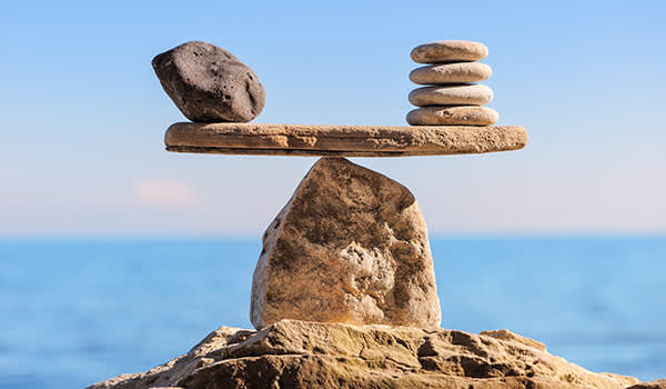 平衡的概念与岩石在海滩上。