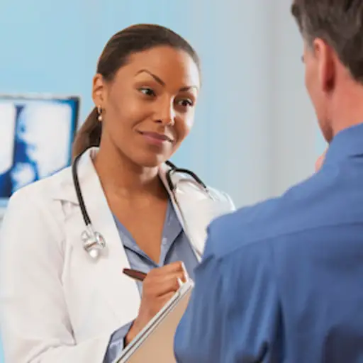 医生从病人那里得到所有相关的信息。