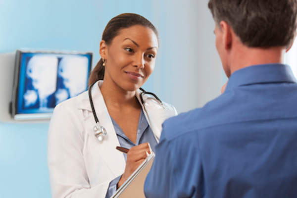 医生从病人那里得到所有相关的信息。