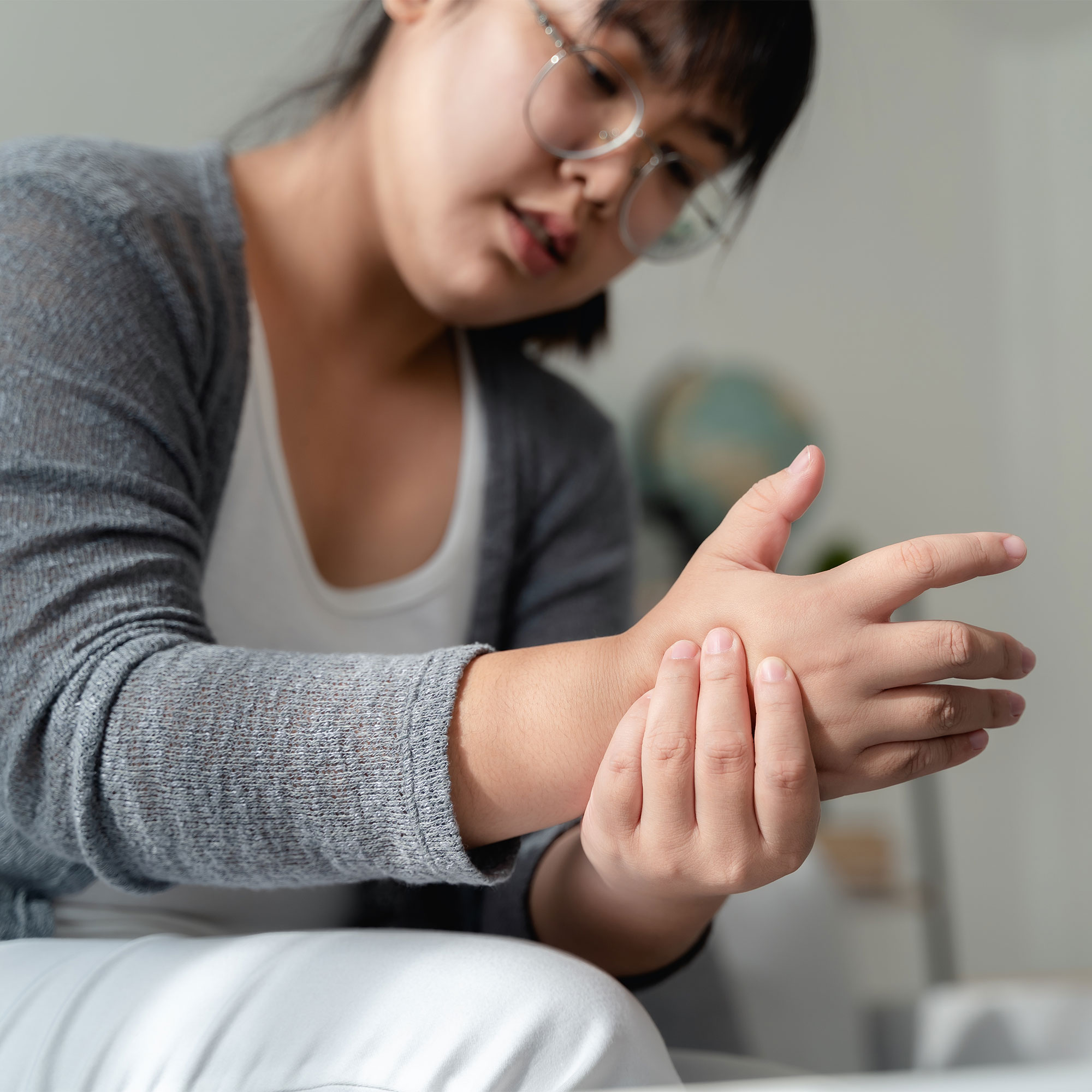 女人握住她的手痛苦