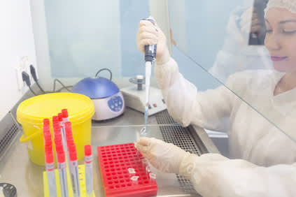 实验室技术人员准备唾液样本进行测试。