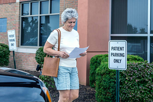 女人离开医生预约。