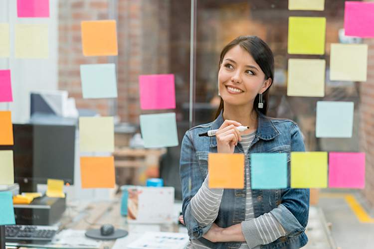 有组织的女人在寻找便签。