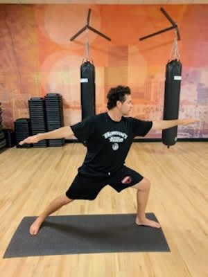 埃米尔尝试:为RA Emil DeAndries2做瑜伽