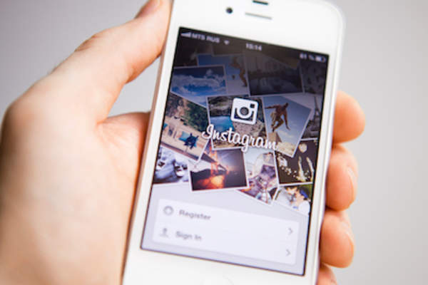 在屏幕上的电话Instagram的标志