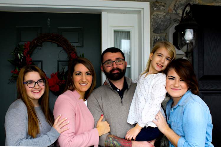 卡里麦克斯韦,谁与ADPKD的生活,和她的家人。