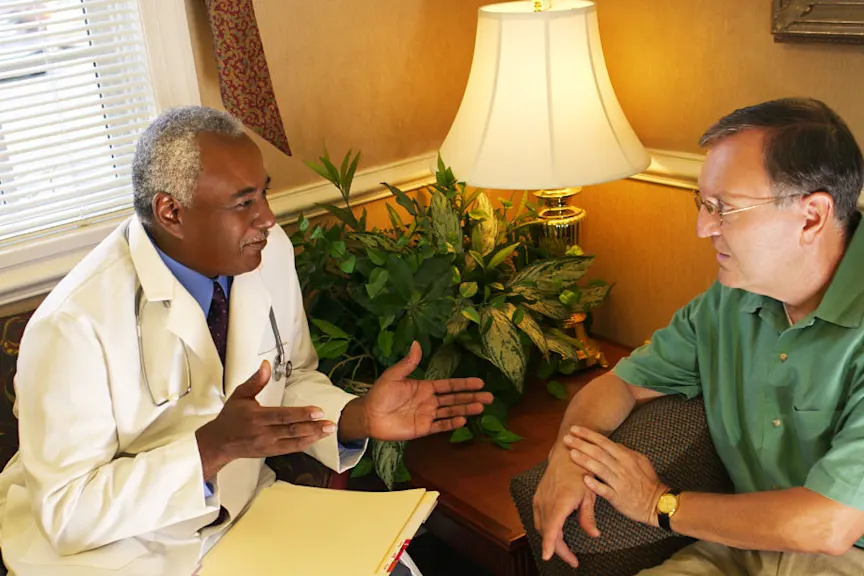 男人在和医生说话