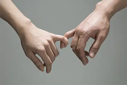 男人和女人，小指系着。