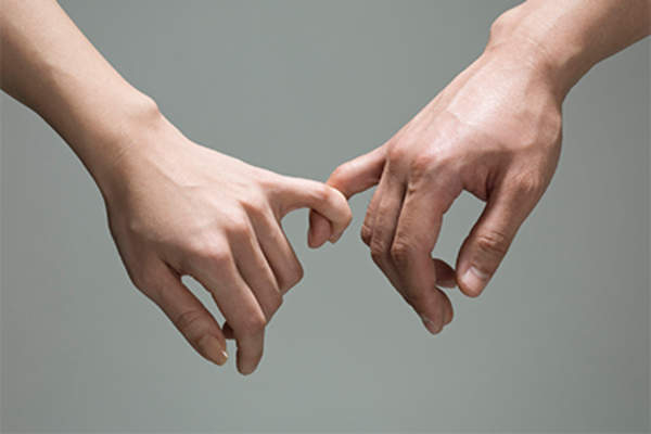 男人和女人,绑在一起。