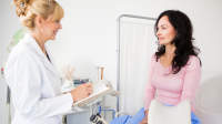 妇女与妇科医生谈论子宫内膜异位症的治疗。