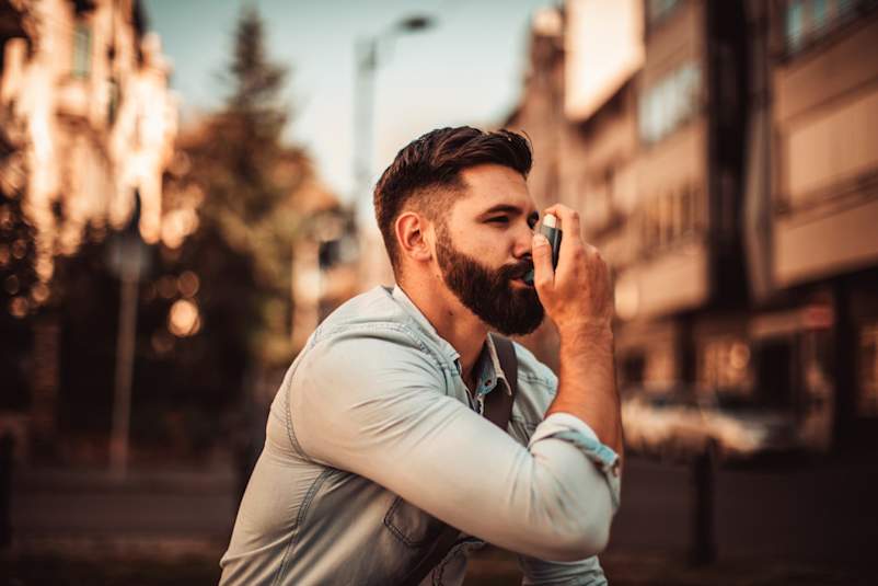 人在城市使用吸入器