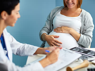 医生咨询怀孕的病人。
