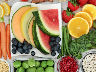 餐桌上摆放着有机水果和蔬菜。