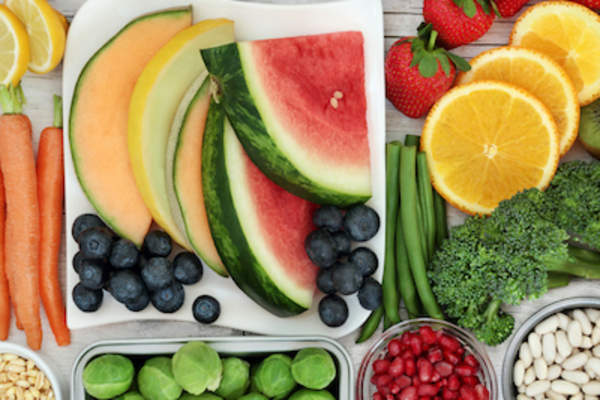 餐桌上摆放着有机水果和蔬菜。