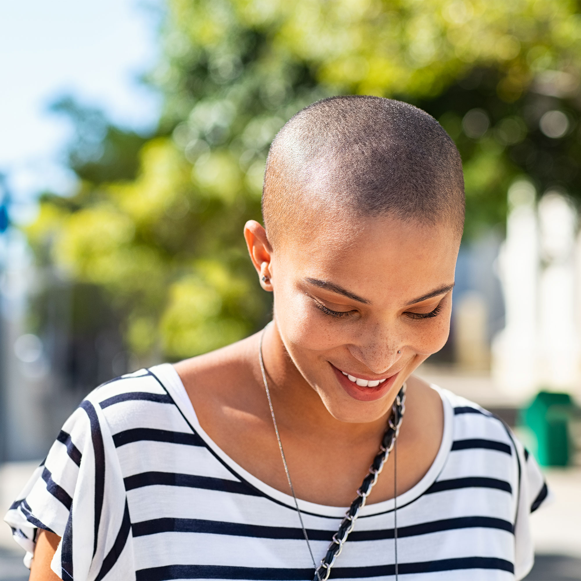一个剃着光头的女人微笑着