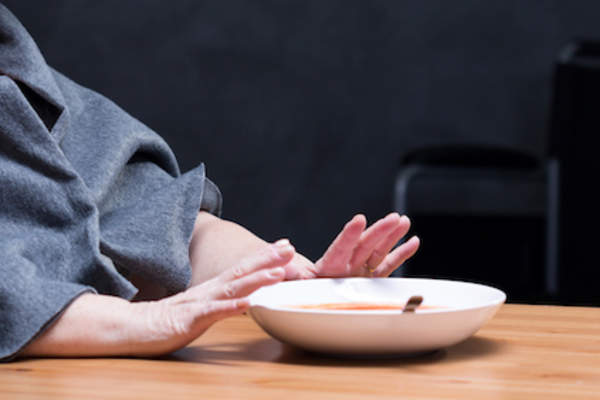 推开食物。
