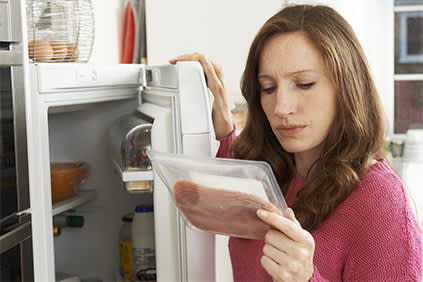 女子服用肉出电冰箱的。