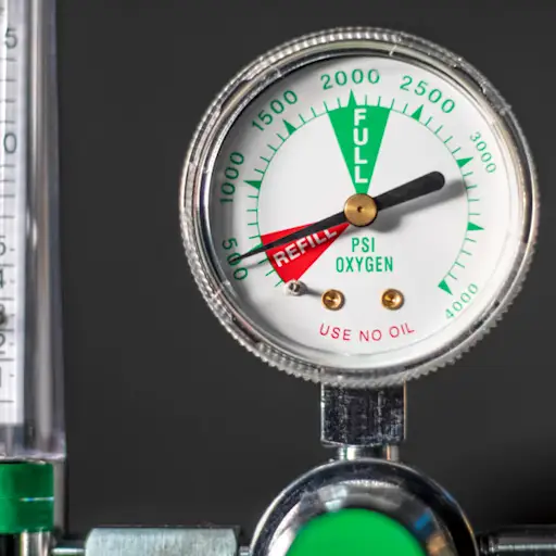 医用氧气流量计的特写显示低氧或几乎空的氧气罐