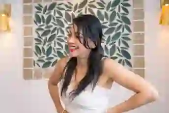 穿着白色无袖衬衫的女人在家里说话