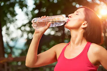 在户外运动时喝水。