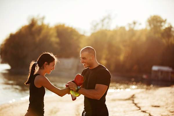 两个朋友准备开箱